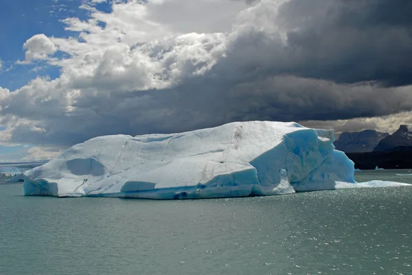 Iceberg no lago Argentino perto da geleira Upsala . — Fotografia de Stock