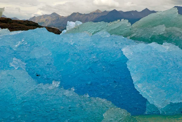 Ledovce v jezera argentino poblíž upsala glacier. — Stock fotografie