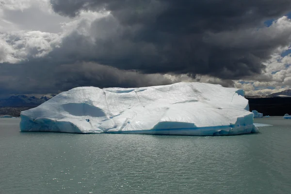 Isberg i sjön argentino nära upsala glaciären. — Stockfoto