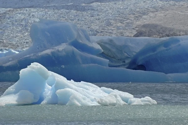 Isberg i sjön argentino nära upsala glaciären. — Stockfoto