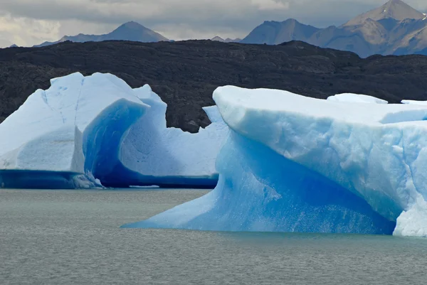 Iceberg in lake Argentino near Upsala glacier. — Stock Photo, Image