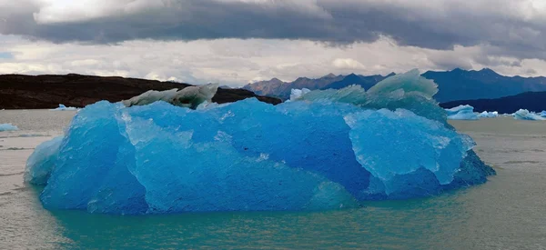 Iceberg en el lago Argentino cerca del glaciar Upsala . —  Fotos de Stock