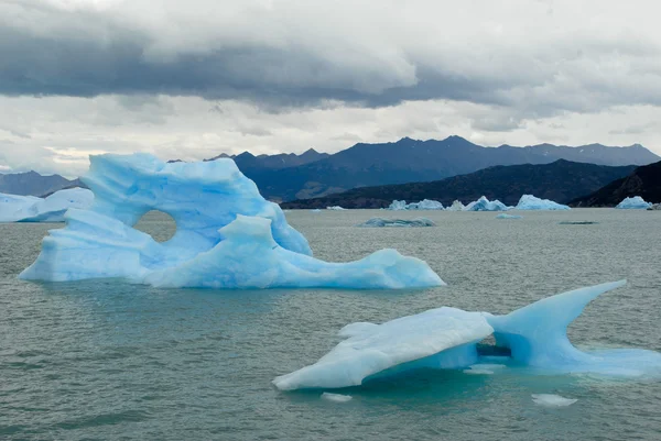 Isberg i sjön argentino nära upsala glaciären. Royaltyfria Stockbilder