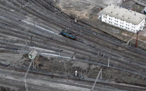 Un treno e molte ringhiere. Vista aerea . — Foto Stock