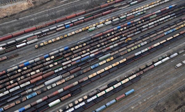 Много вагонов и поездов. Вид с воздуха
.