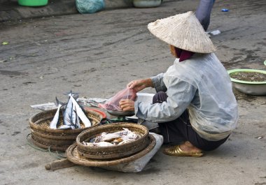 Vietnam sokak pazar kadın satıcı.