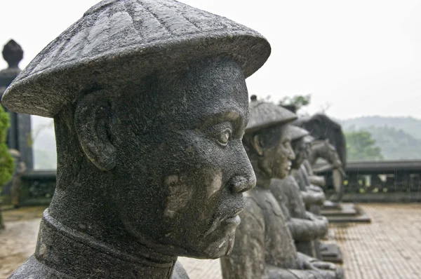 Каменный Мандарин Почетная гвардия на могиле Кхай Дин, Хюэ, Вьетнам . — стоковое фото