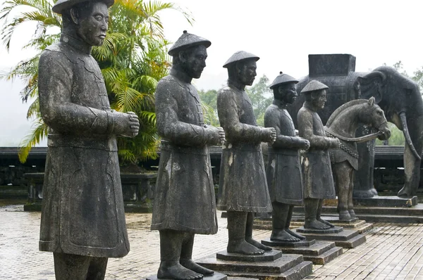 Guardas de honra mandarim de pedra no túmulo de Khai Dinh, Hue, Vietnã . — Fotografia de Stock
