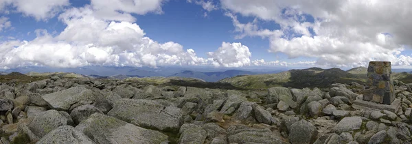 Památník na vrcholu mount kosciuszko (2228 m). Austrálie. — Stock fotografie