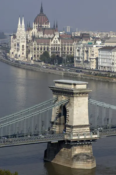 Danubio y parlamento húngaro y parte del puente de la cadena . —  Fotos de Stock