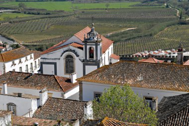 obidos Batı Portekiz'de duvarlı Ortaçağ kentinin görünümü.