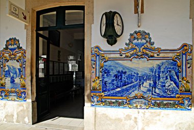 Merkezi şarap douro bölgesinde bir tren istasyonu.