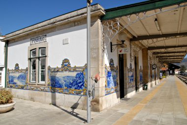 Merkezi douro bölgesinde bir tren istasyonu.