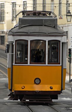 bir sokakta Lizbon eski tramvay.