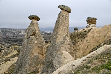 inanılmaz jeolojik özellikleri yakınındaki şehir Ürgüp, Kapadokya, Türkiye.