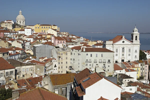 Panorama distrik perkotaan Alfama di Lisbon, Portugal . — Stok Foto