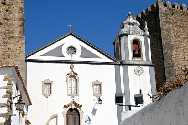 Uitzicht op de middeleeuwse ommuurde stad van obidos in westelijke portugal. — Stockfoto