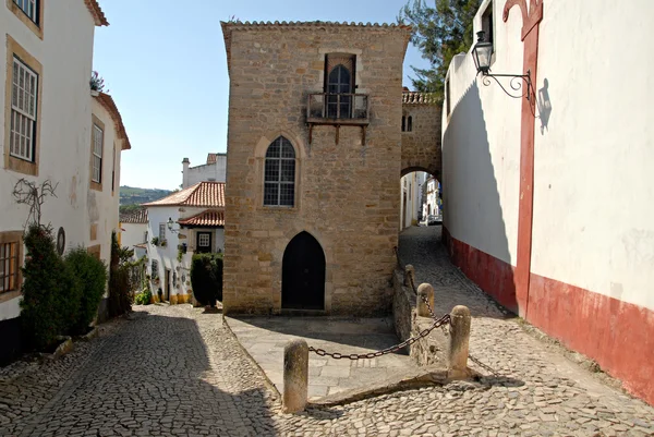 Uitzicht op de middeleeuwse ommuurde stad van obidos in westelijke portugal — Stockfoto