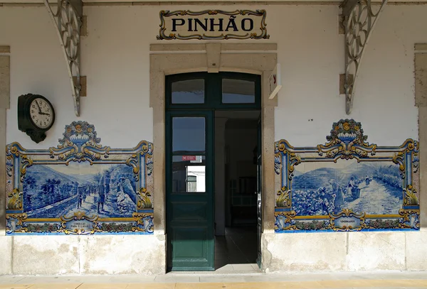Stacja kolejowa w centralnym regionie winiarskim douro. — Zdjęcie stockowe