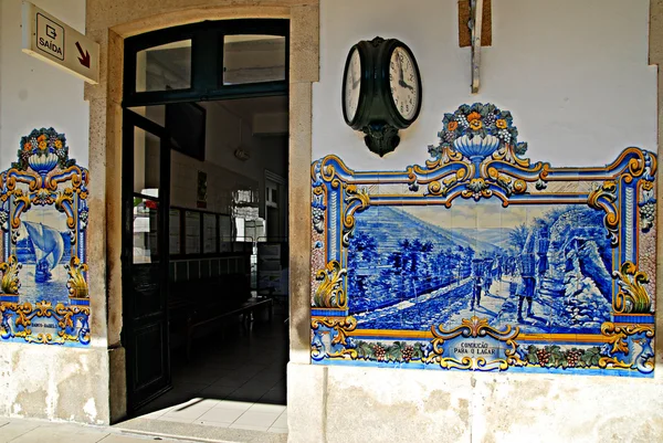 Merkezi şarap douro bölgesinde bir tren istasyonu.