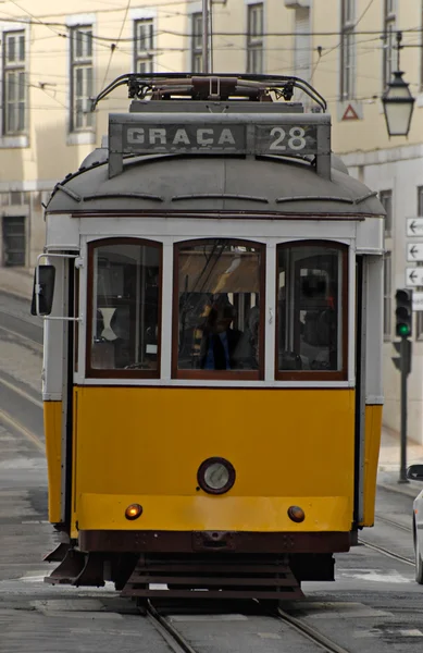 Alte strassenbahn in einer straße von Lissabon. — Stockfoto