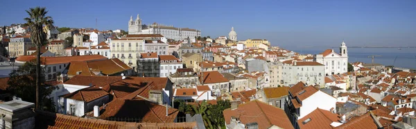 Alfama urban district panorama van Lissabon, portugal. — Stockfoto