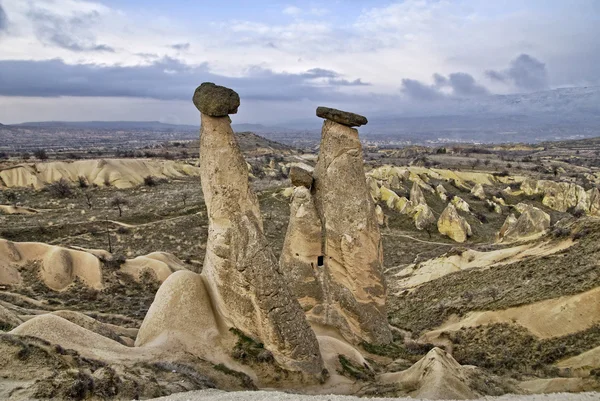 Características geológicas surpreendentes perto da cidade Urgup, Capadócia, Turquia . — Fotografia de Stock