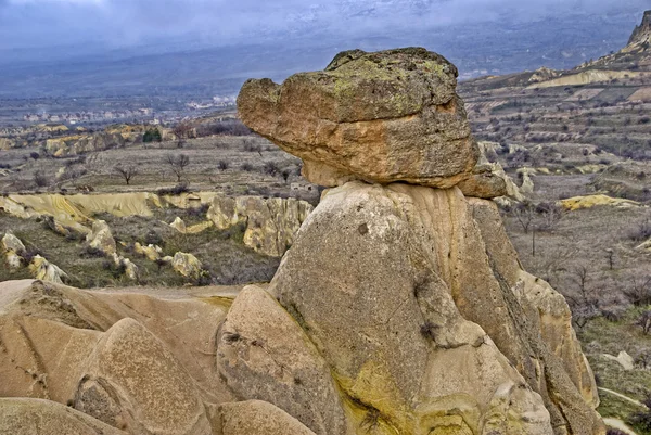 Úžasné geologické rysy poblíž města urgup, Kappadokie, Turecko. — Stock fotografie