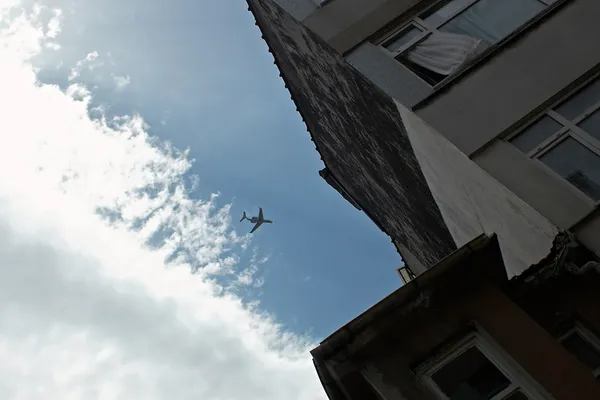 Samolot, niebo, chmury i dom — Zdjęcie stockowe