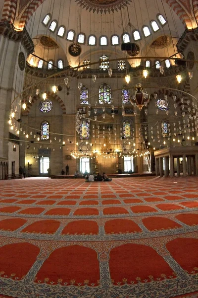 蓝色清真寺内部与 chandelies 和地毯. — 图库照片
