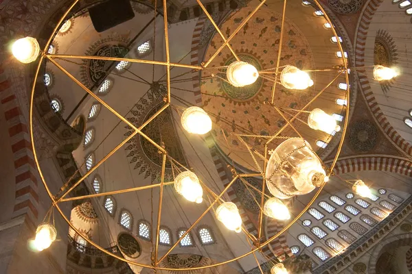 Blue mosque interior with chandelier. — Stock Photo, Image