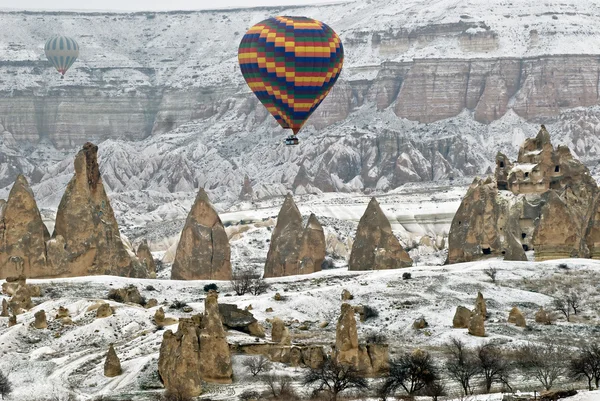 Ballons d'air chaud volant sur le ciel de la Cappadoce . — Photo