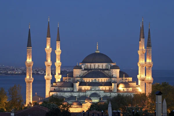 Main mosque of Istanbul - Sultan Ahmet (Blue mosque) at early ev — Stock Photo, Image