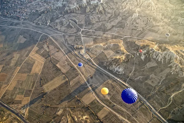 Hete lucht ballons vliegen op de hemel van Cappadocië. — Stockfoto