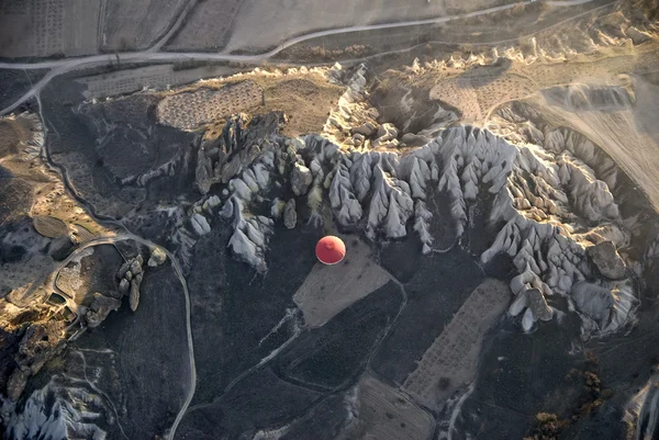 Heißluftballons fliegen am Himmel von Kappadokien. — Stockfoto