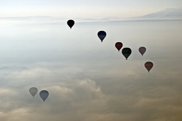 Balonów na gorące powietrze leci na niebo cappadocia.turkey. — Zdjęcie stockowe