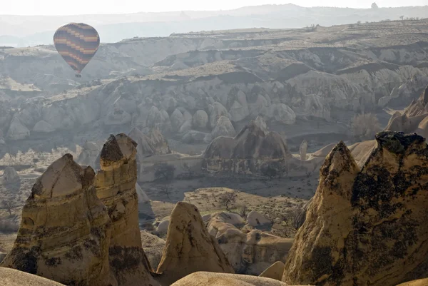 Sıcak hava balon gökyüzünde cappadocia.turkey üzerinde uçan. — Stok fotoğraf