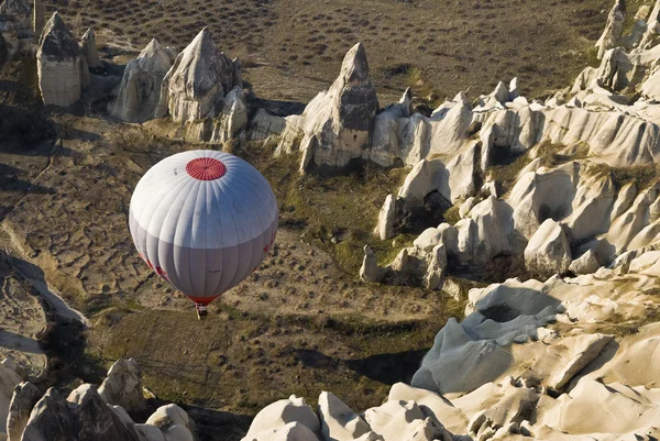 Hete lucht ballons vliegen op de hemel van cappadocia.turkey. — Stockfoto