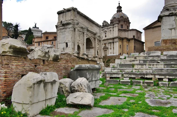 Vista de Roma con ruinas en primer plano, Italia . — Foto de Stock
