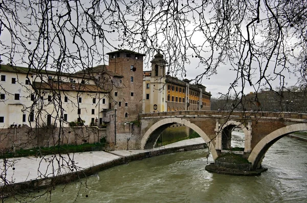 Ponte Fabricio and island Isola at the Tiber river, Rome, Italy. — Stock Photo, Image
