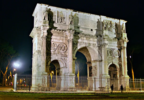 晚上 vie 的君士坦丁拱门，罗马，意大利. — 图库照片