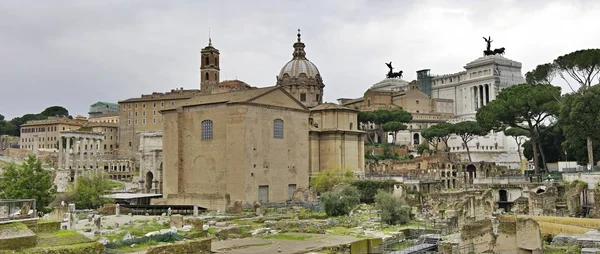 Vista de Roma com ruínas em primeiro plano, Itália . — Fotografia de Stock