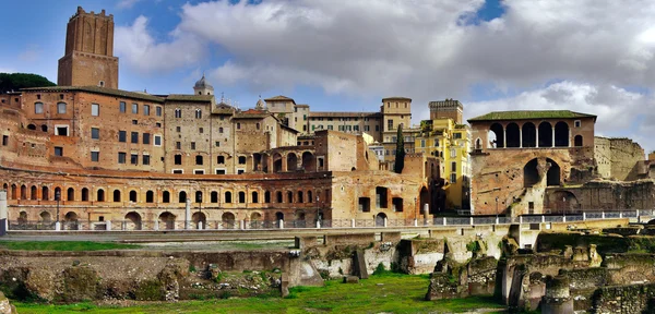 Vista de Roma con ruinas en primer plano, Italia . — Foto de Stock