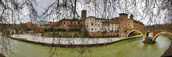 Понте Озил и остров Исола на реке Тибр, Рим, Италия . — стоковое фото