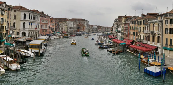 Nagy chanel Velencében. Olaszország. panoráma kilátás sza híd rialto. — Stock Fotó