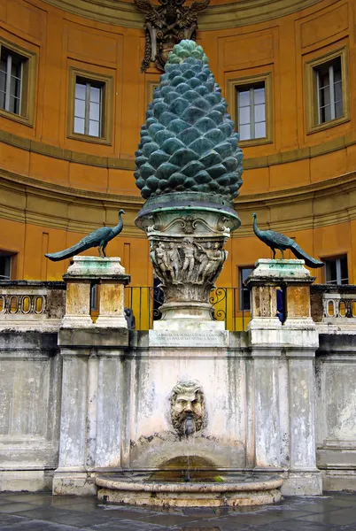 Fenyő kúp. a Vatikán udvarban található. függőleges megtekintése. Stock Kép