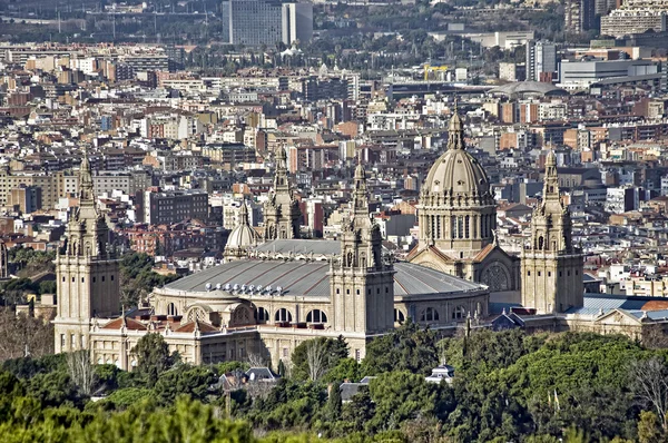 Pohled z Barcelony s palácem montjuic. Španělsko. — Stock fotografie