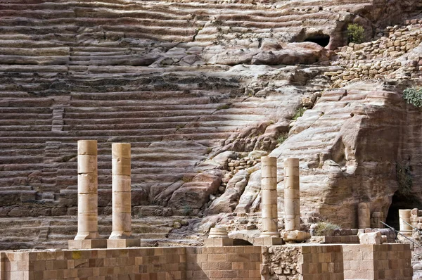 Rovine del teatro a Petra, Giordania . — Foto Stock