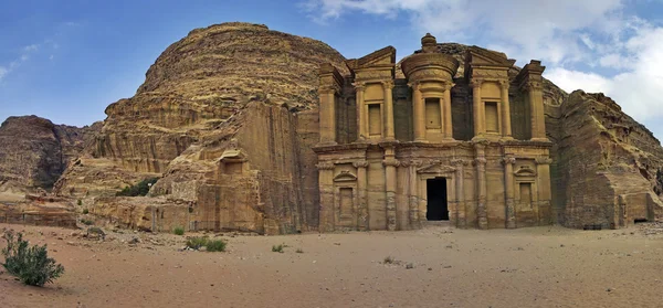 Панорамный снимок монастыря Ad-Deir в Петре, Иордания . — стоковое фото