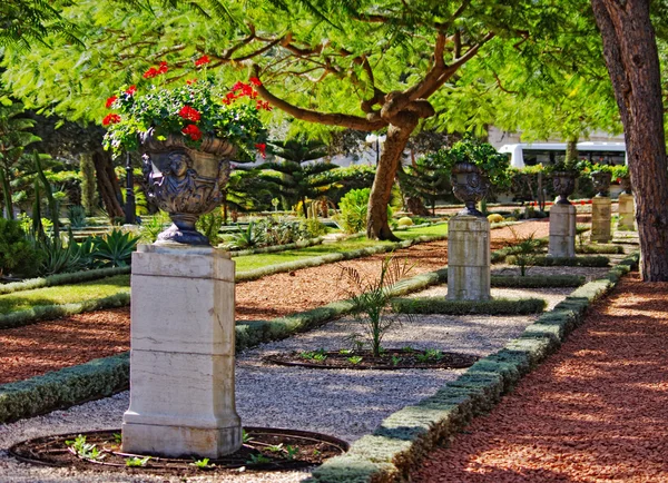 Decoratieve tuin van de Bahá ' í tempel in haifa, Israël. — Stockfoto